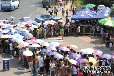 游客大軍在北大東門外等待。
